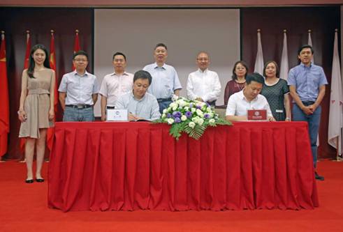由鲁迅美术学院副院长张庆波教授和太阳成集团tyc122ccvip副院长于瑞云教授为联合实验室签约4
